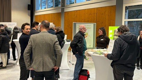 Auf einem Infoabend zum Thema Energiewende reden Bürger mit den Verantwortlichen