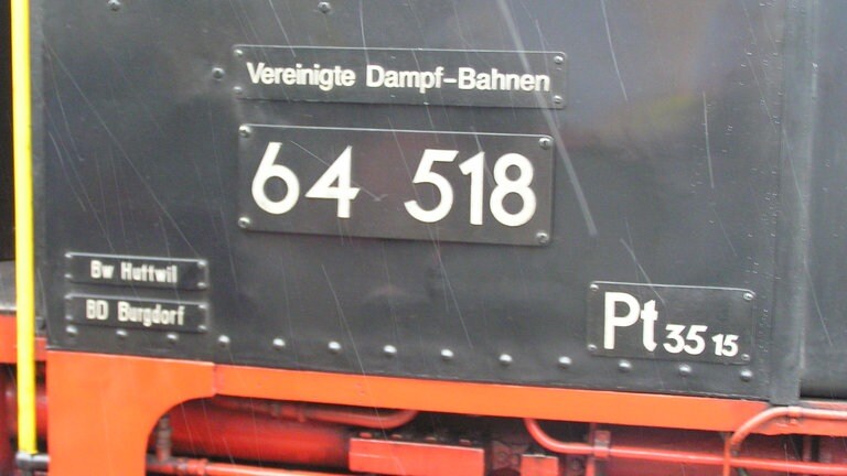 Die 64 518 hat eine maximale Geschwindigkeit von 90 kmh und eine Länge üP von 12,5 m.