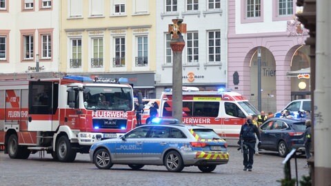 Polizei und Feuerwehr sind am 01.12.2020 in der Trierer Fußgängerzone im Einsatz, in der wenige Minuten zuvor ein Mann in einer Amokfahrt mehrere Menschen schwer verletzt und einige tödlich verletzt hat.