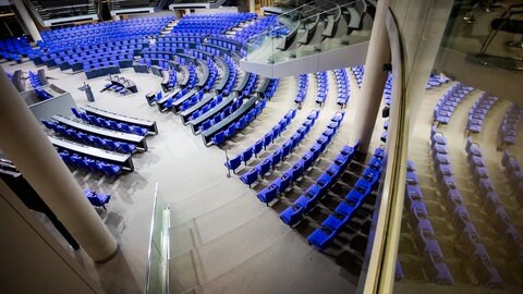 Blick in den leeren Plenarsaal des Bundestages als Symbolbild für aktuelle Umfrage BW-Trend zur Bundestagswahl.