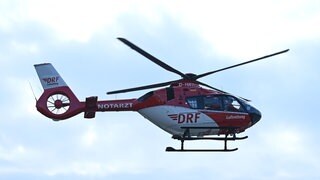 Ein Hubschrauber der DRF Luftrettung (Symbolbild). Ein Kleinkind ist in Rastatt aus einem Fenster gestürzt und lebensgefährlich worden.