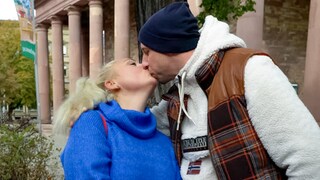 Das Paar Daniela und Giuseppe küssen sich in der Innenstadt in Karlsruhe.