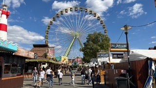 Das Bild zeigt den Wurstmarkt am Eröffnungstag  2026