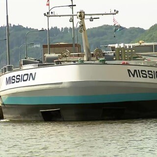 ein Schiff fährt in die Moselschleuse ein
