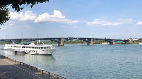 Ein Blick auf den Rhein bei Mainz. Im Hintergrund ist die Theodor-Heuss-Brücke zu sehen