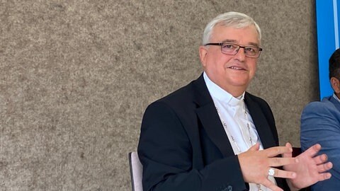 Der Speyerer Bischof Karl-Heinz Wiesemann tritt das erste Mal nach seiner Rücktrittsankündigung in Speyer vor die Presse.