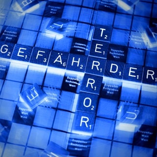 Buchstaben bilden die Wörter Gefährder und Terror.