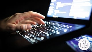 Eine Hand tippt auf die Tastatur von einem Computer. Rechts unten das SWR-Logo für Leichte Sprache.