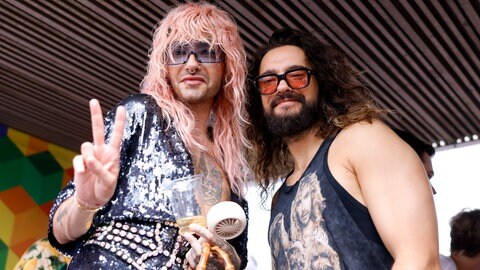 Die Musiker Bill Kaulitz und Tom Kaulitz von der Band Tokio Hotel zu sehen bei der CSD-Parade im Rahmen des Cologne Pride 2024. 
