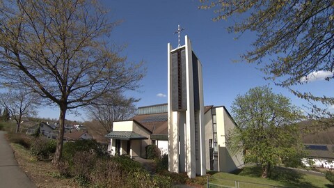 Evangelische Kirche in Weitefeld (Westerwald). In dem Gotteshaus fand am Mittwoch eine Gedenkveranstaltung für die am Sonntag getötete Familie statt.