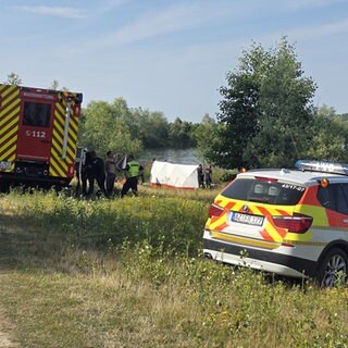 Feuerwehr und Rettungsdienst stehen am Altrheinsee in Eich. Ein Mensch ist dort bei einem Badeunfall gestorben