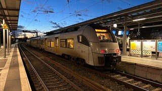 Ein Zug der Linie RB26 der Mittelrheinbahn im Bahnhof Remagen auf der Fahrt in Richtung Köln.