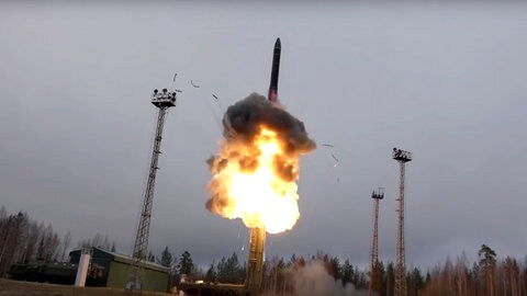 In dieser undatierten Aufnahme ist zu sehen wie eine ballistische Interkontinentalrakete von seinem Startgerät abhebt. Die Hyperschallwaffe «Awangard» sei am Freitag in den Kampfdienst gestartet, wie das russische Militär mitteilte.