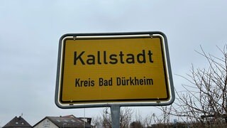 Das Ortseingangsschild von Kallstadt im Kreis Bad Dürkheim. Symbolbild. In Kallstadt gab es in der Vergangenheit viel Wirbel wegen Donald Trump. Denn seine Großeltern kommen von dort. Wegen seiner Amtseinführung ist das Dorf für Medien wieder interessanter geworden.