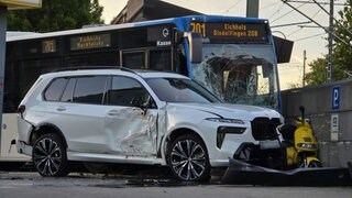 Ein demoliertes Auto steht vor einem kaputten Linienbus. In Sindelfingen hat ein Bus mehrere Autos gerammt. Der Busfahrer wurde schwer verletzt.
