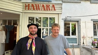 Zwei Gastronomen stehen vor einem Restaurant. Yannik Spielmann und Nico Heuer stehen vor ihrem Restaurant "Hawara" im Freiburger Stadtteil Wiehre 