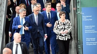 Markus Söder (Mitte, l-r), Ministerpräsident von Bayern und CSU-Vorsitzender, Friedrich Merz, Unions-Kanzlerkandidat und CDU-Bundesvorsitzender, Lars Klingbeil, SPD-Fraktions- und Bundesvorsitzender, und Saskia Esken, SPD-Bundesvorsitzende, kommen zu einer Pressekonferenz