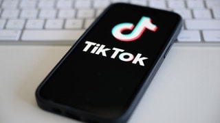 Auf einem Smartphone ist das Logo der Social-Media-Plattform TikTok. Der Grünen-Politiker Cem Özdemir möchte TikTok und andere Soziale Medien für Kinder verbieten. (Symbolbild)