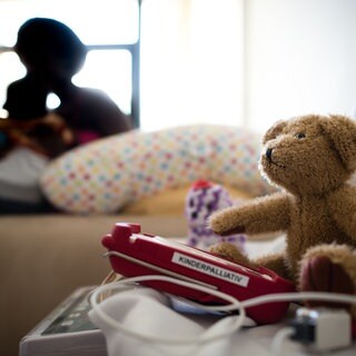 Eine Teddybär und ein Pulsoximeter sind am 22.06.2016 in einem Patientenzimmer im Kinderpalliativzentrum