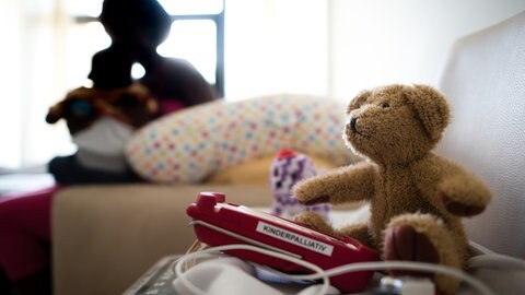 Eine Teddybär und ein Pulsoximeter sind am 22.06.2016 in einem Patientenzimmer im Kinderpalliativzentrum