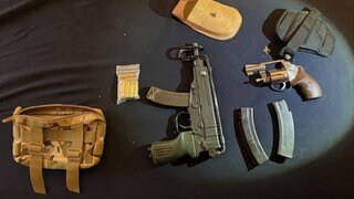 In der Wohnung in der Südwestpfalz hat die Polizei mehrere Waffen gefunden.