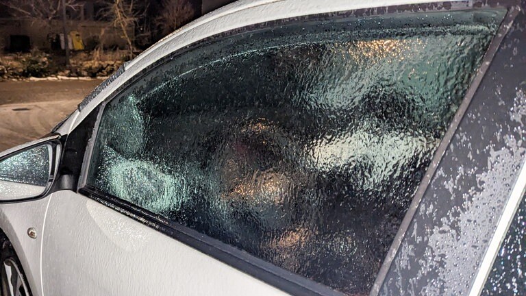Ein vereistes Auto: Am Mittwoch wird in vielen Teilen Baden-Württembergs vor Glätte gewarnt.
