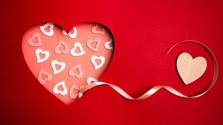 Grafik Liebe- Rotes Herz mit Band und einem Herz aus Holz 