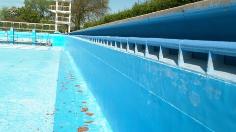 Freibad Bad Wimpfen in Gefahr, die Beckenwand bröckelt