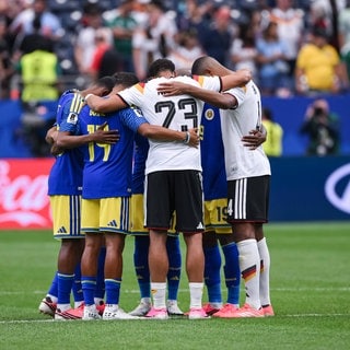 Felix Nmecha und Jonathan Tah (v.li. Deutschland) im Gebetskreis mit Spielern der Nationalmannschaft aus Curacao.