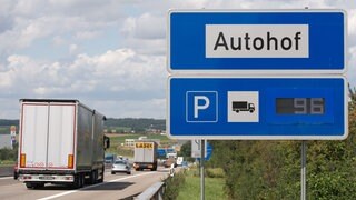 Ein Hinweisschild "Autohof" an der A6 bei Bad Rappenau: Dort rüstet man sich für den Weihnachtsansturm.