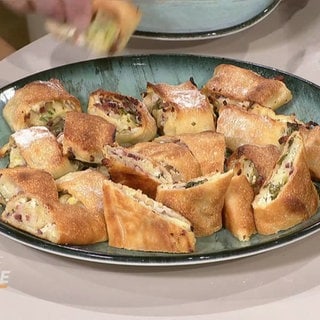 Rezept: Flammkuchenrollen mit Schmand und Speck