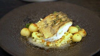 Gebratener Zander auf cremigem Wirsing und Nussbutter Kartoffeln