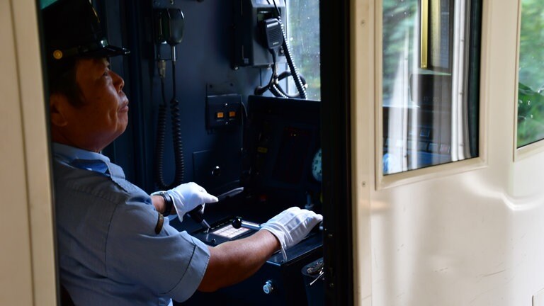 Ein Lokführer im Nahverkehrszug - stets tragen die japanischen Lokführer weiße Handschuhe.