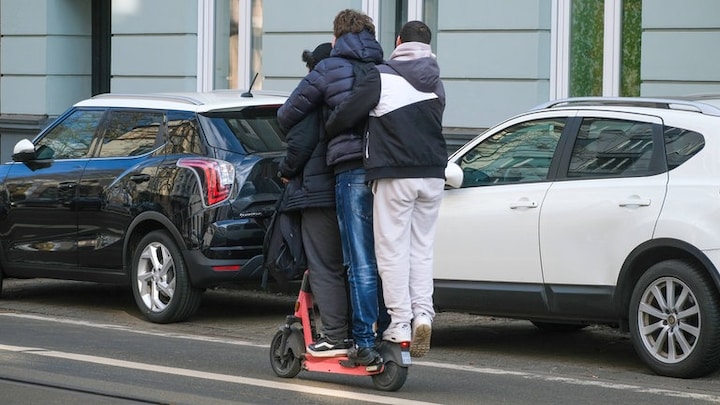 Drei Jugendliche fahren gemeinsam auf einem E-Scooter. Laut Elektrokleinstfahrzeuge-Verordnung und Straßenverkehrsordnung ist das ausdrücklich verboten.