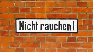 Auf einem Schild steht "Nicht Rauchen!". 