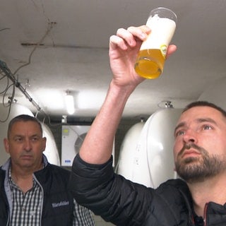 Hin und wieder testen Christoph und Maximilian Hald noch selbst ihr Bier. Sonst machen das die Braumeister und Brauer - 30 Beschäftige hat die Härtsfelder Brauerei.