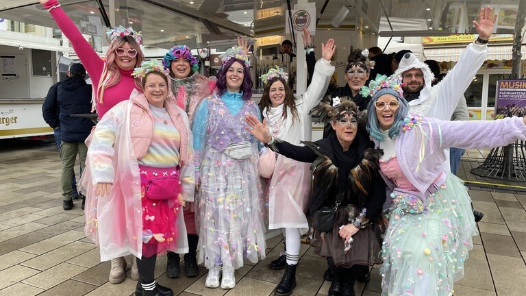 Diese bunten Candygirls haben Sorge, dass unter den Regenponchos ihre Kostüme nicht perfekt zur Geltung kommen. Wir sagen: Die Sorge ist unbegründet.