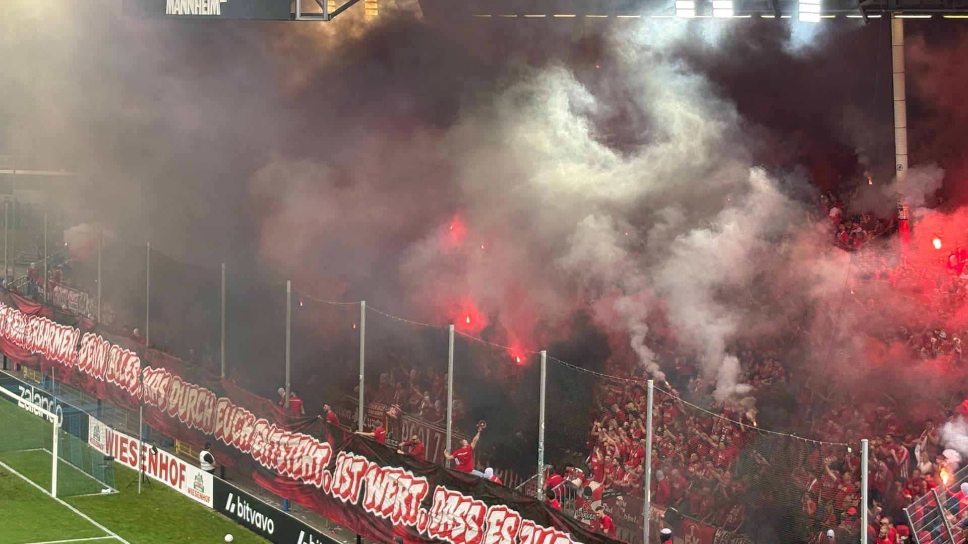 Haben Fans Pyrotechnik in Kondomen ins Stadion geschmuggelt? Ein Fanforscher hat Zweifel