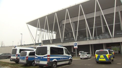 Mehrere Polizeiwagen vor dem Freiburger Stadion