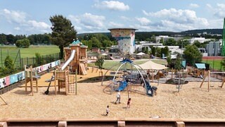 Luftbild eines Spielplatzes - Der Unisport der Rheinland-Pfälzischen Technischen Universität Kaiserslautern-Landau (RPTU) hat auf dem Campus einen Abenteuerspielplatz eröffnet. Das Kitz-Land können Kinder mit einer Unisport-Karte besuchen.
