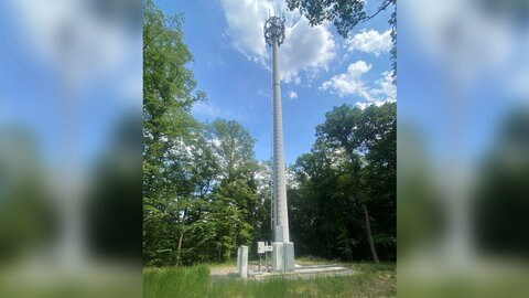 In einem Wald bei Langenthal steht seit letztem Jahr ein Mobilfunkmast von Telefonica. Bisher hat er aber nach Angaben des Ortsbürgermeisters noch nicht die Arbeit aufgenommen.