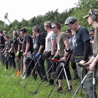 Schatzsucher in den Startlöchern bei der Deutschen Meisterschaft der Sondengänger