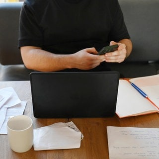 Mann am Schreibtisch daheim | Wieso ein Unternehmen 100 Mitarbeiter und rund 25 Arbeitszeitmodelle hat