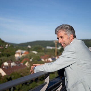 Oberbürgermeister Boris Palmer schaut von einem Balkon aus über Tübingen: Er weiß um die verschiedenen Meinungen zu seiner Zusage für eine Veranstaltung mit der AfD.