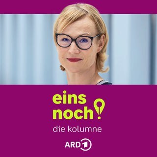Marie Gediehn neben einem stilisierten Ausrufezeichen, das sich auch als Schreibfeder oder Lokalisierungspin deuten lässt.