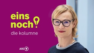 Marie Gediehn neben einem stilisierten Ausrufezeichen, das sich auch als Schreibfeder oder Lokalisierungspin deuten lässt.