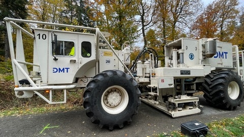 Vibro Trucks kommen bei der Suche nach heißem Wasser im Erdreich zum Einsatz
