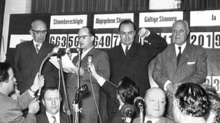 Die Vorsitzenden der Saarparteien auf der Pressekonferenz im Landtagsgebäude in Saarbrücken nach der Volksabstimmung (v.l.n.r.): Dr. Hubert Ney (CDU), Kurt Konrad (SPS), Dr. Heinrich Schneider und Richard Becker (beide DPS). Das Saarstatut vom 23. Oktober 1954 sah eine "Europäisierung" des Saarlands im Rahmen der Westeuropäischen Union vor, wurde aber in einer Volksabstimmung von der Bevölkerung abgelehnt. Ministerpräsident Johannes Hoffmann, Befürworter des Saarstatuts, trat zurück. 