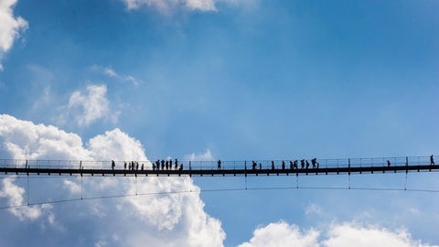 Die Hängeseilbrücke Geierlay im Hunsrück von unten gesehen: Sie feiert am 3. Oktober 2025 ihren zehnten Geburtstag und ist immer noch das touristische Highlight im Hunsrück.