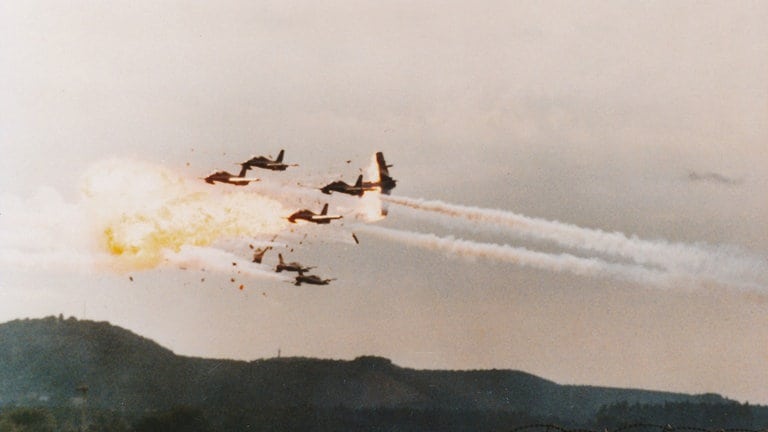 Militärflugzeuge prallen am Himmel zusammen